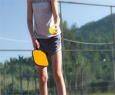Chơi Pickleball ngoài trời: Các loại vợt, bóng và phụ kiện chống nắng không thể thiếu