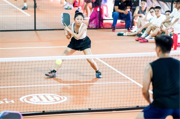 Một đôi giày Pickleball chuẩn cần sử dụng vật liệu và thiết kế thoáng khí để: