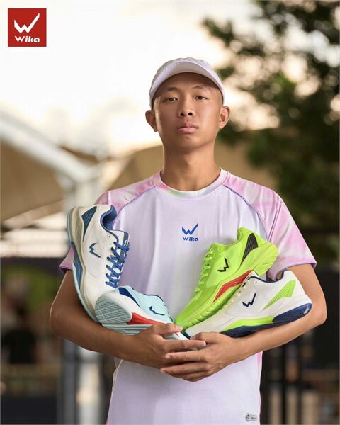 Chơi Pickleball ngoài trời và trong nhà có cần hai loại giày khác nhau không?