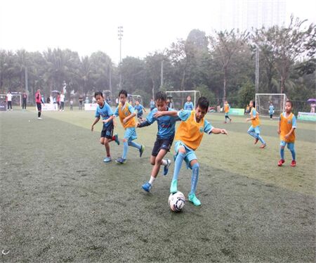 Bé Mới Chơi Bóng Đá Cần Mua Gì? Danh Sách Phụ Kiện Cần Thiết Cho Trẻ Em Từ A–Z