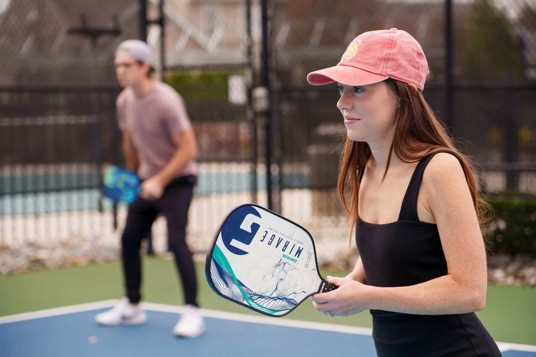 Giới thiệu tổng quan về nhu cầu sử dụng mũ khi chơi Pickleball ngoài trời