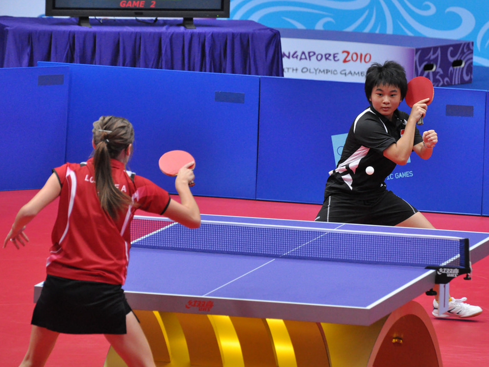 Bàn bóng bàn thi đấu