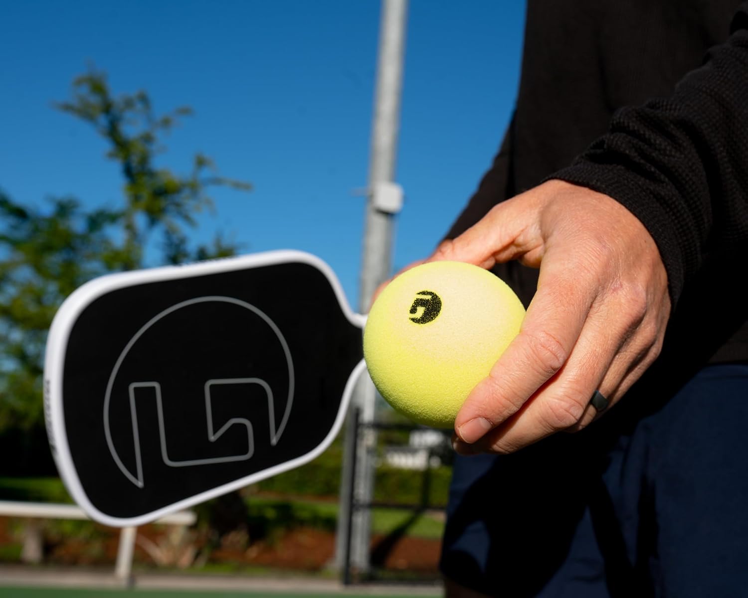 Đặc điểm của bóng Pickleball chuyên nghiệp