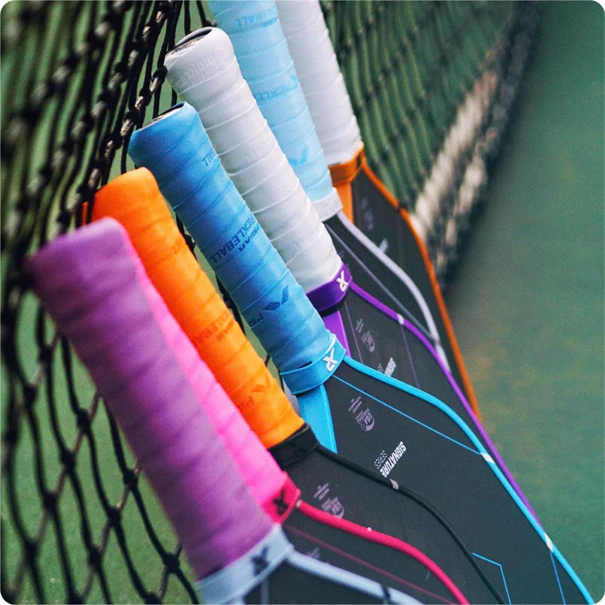 Quấn cán vợt (Overgrip cao cấp) – Tăng độ bám, kiểm soát tốt hơn trong từng cú đánh