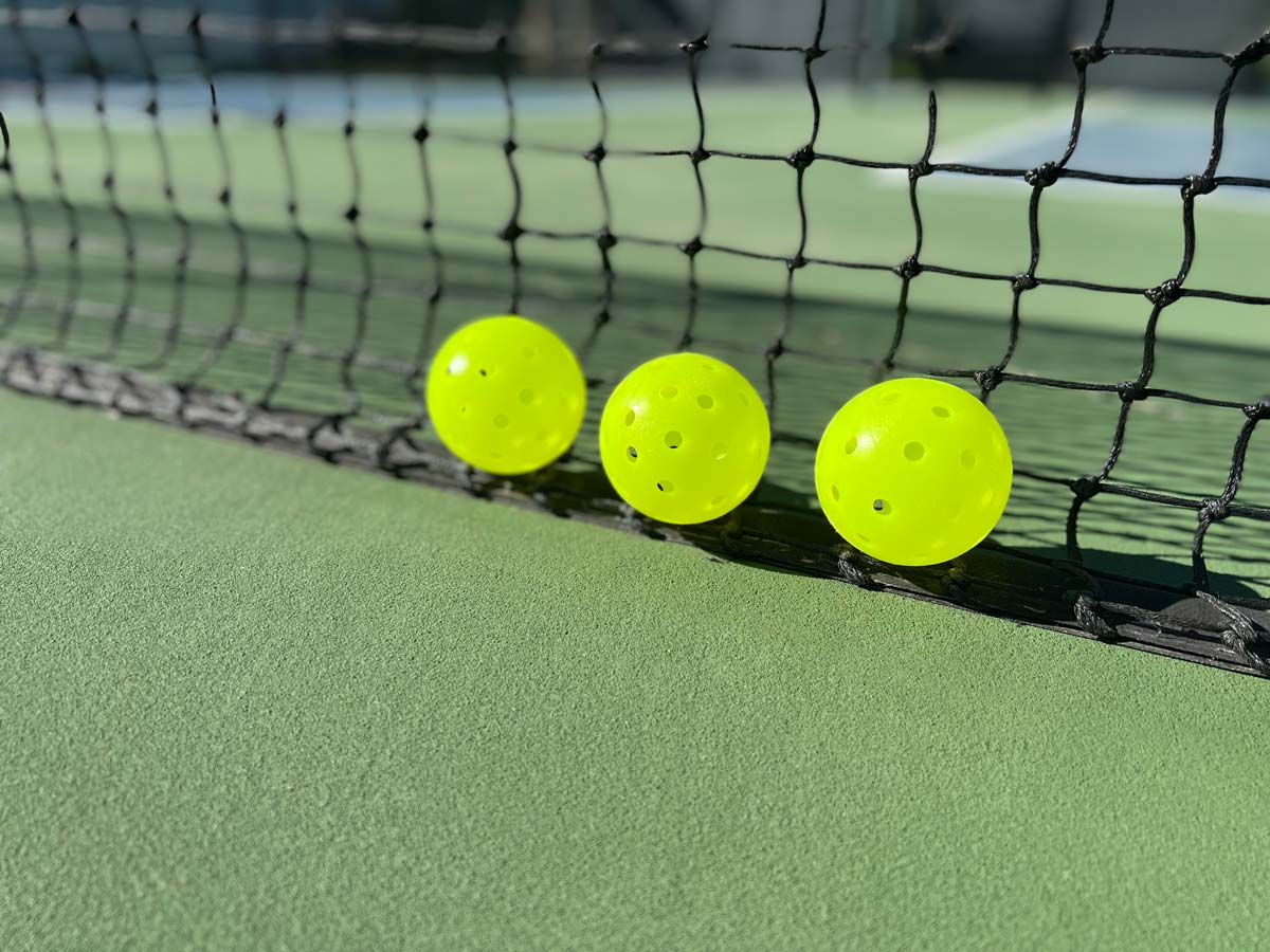 Các đặc điểm cần chú ý khi chọn bóng Pickleball ngoài trời