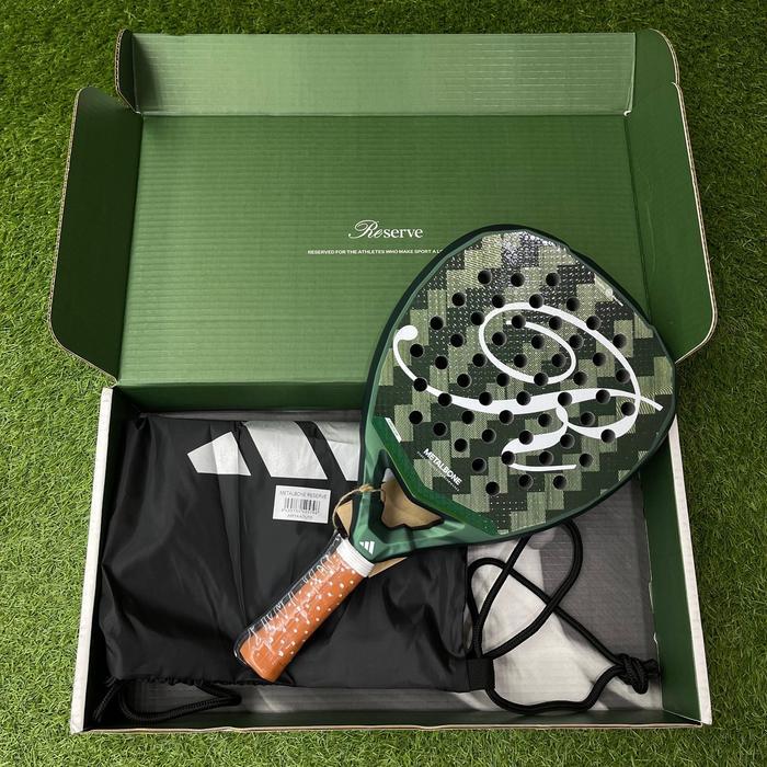  Racket  Reference AR1AA7U15 €260.00 €325.00 -20% Tax included 3 payments of 86,66 € interest-free (APR 0%) with Klarna Learn more  *Customs information - Read more Designed to offer the best power and control to advanced players, this exclusive racquet, signed by Ale Galán, will take you to the top of padel, providing elite performance with every shot.  1      Secure payment methods  Pay in installments, choose your fee  Fast shipping from our 