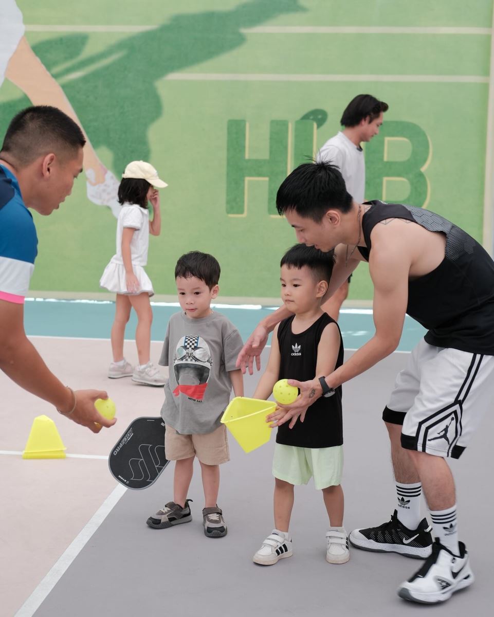  trẻ em làm quen với Pickleball.