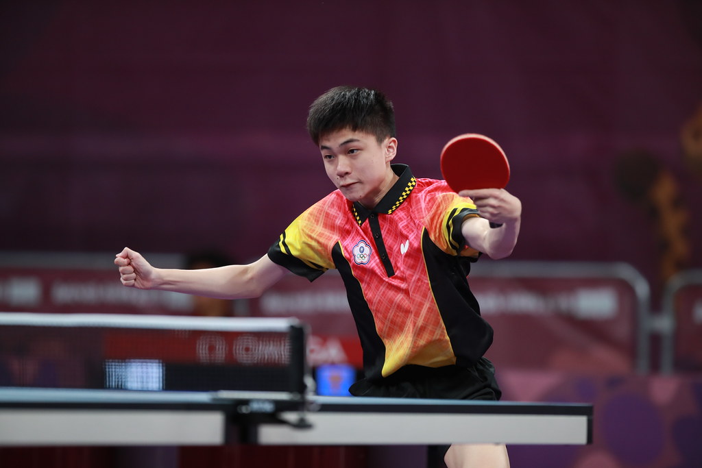 Lối chơi toàn diện thì nên chọn vợt như thế nào?
