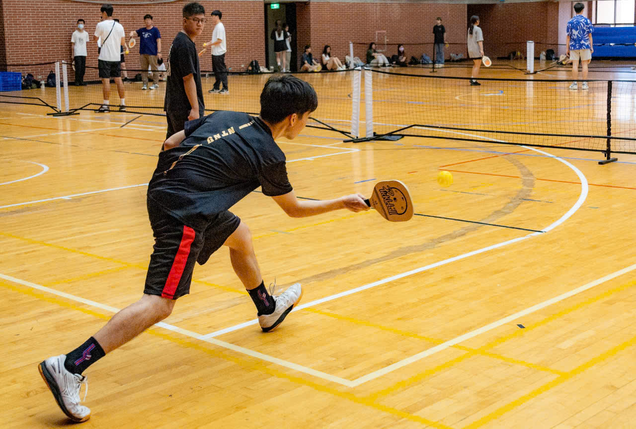 Pickleball trong trường học và doanh nghiệp: