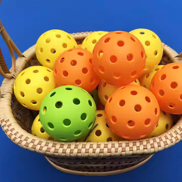 Bóng Pickleball giá rẻ phù hợp với những ai?