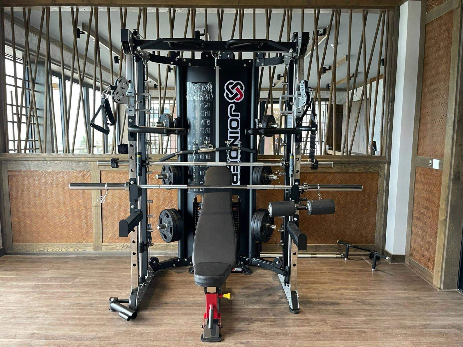 KHUNG THÉP CHẮC CHẮN, PHỦ 5 LỚP SƠN CHỐNG GỈ