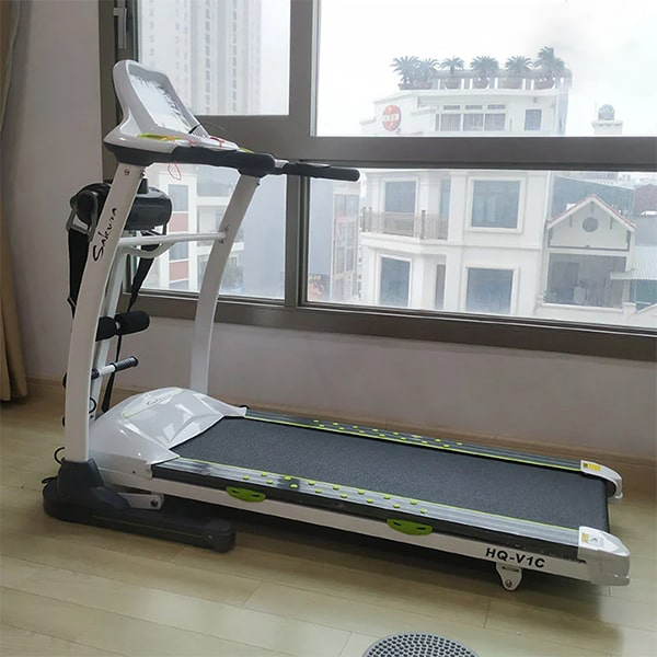 TỔNG QUAN VỀ MÁY CHẠY BỘ ĐIỆN ĐA NĂNG HQ-V1C Máy chạy bộ điện đa năng HQ-V1C là mẫu máy tập gia đình được thiết kế nhằm đáp ứng nhu cầu rèn luyện sức khỏe và cải thiện vóc dáng ngay tại nhà. Sản phẩm sở hữu động cơ DC 2.5HP mạnh mẽ, hỗ trợ tốc độ chạy lên tới 16 km/h cùng khả năng điều chỉnh độ dốc tự động 0 - 16%, mang đến nhiều cấp độ tập luyện từ đi bộ nhẹ nhàng đến chạy bền và chạy tăng cường thể lực. Bên cạnh chức năng chạy bộ, HQ-V1C còn tích hợp đầu massage rung và bộ gập bụng, giúp người dùng tập luyện đa dạng trên cùng một thiết bị, tiết kiệm diện tích cũng như chi phí đầu tư.