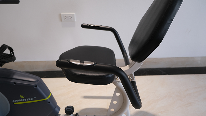 Ghế tập bao gồm hai tay cầm hai bên chắc chắn