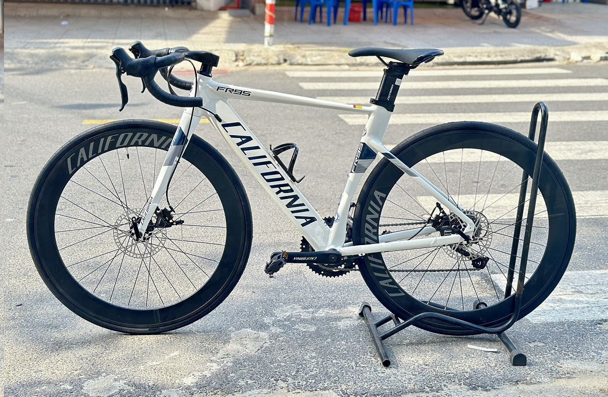 Xe đạp đua (Road Bike) nổi bật với ưu điểm về tốc độ