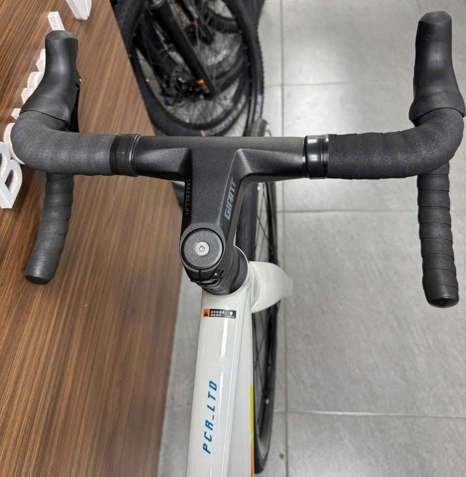 tay lái xe đạp đua Giant PCR LTD 2 2026