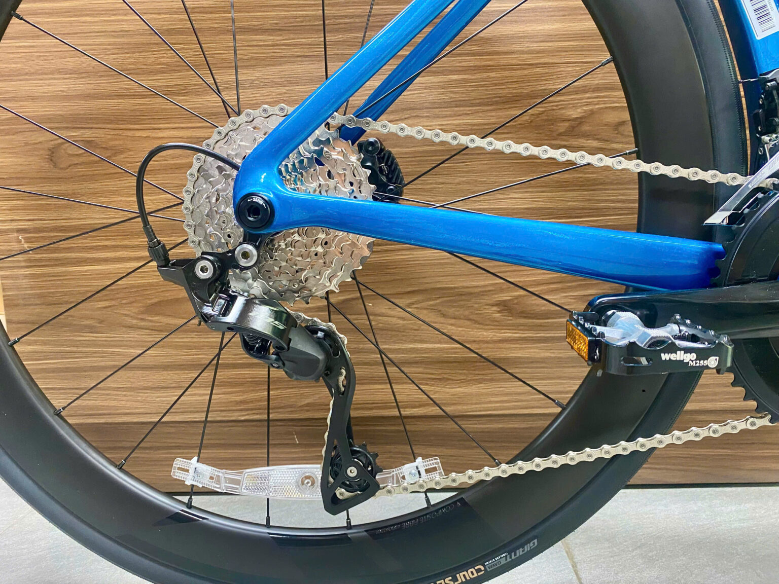 Trang bị bộ truyền động SHIMANO FD-R7100 2x12S tốc độ, sang số mượt, ổn định cho cả đua lẫn tập luyện