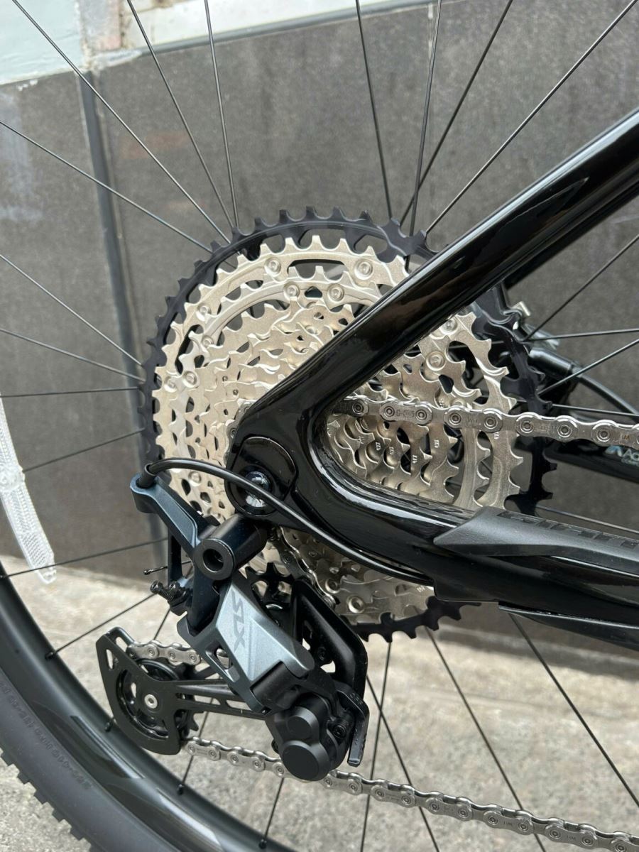 Bộ truyền động SHIMANO SLX 12 tốc độ và phanh đĩa dầu ổn định