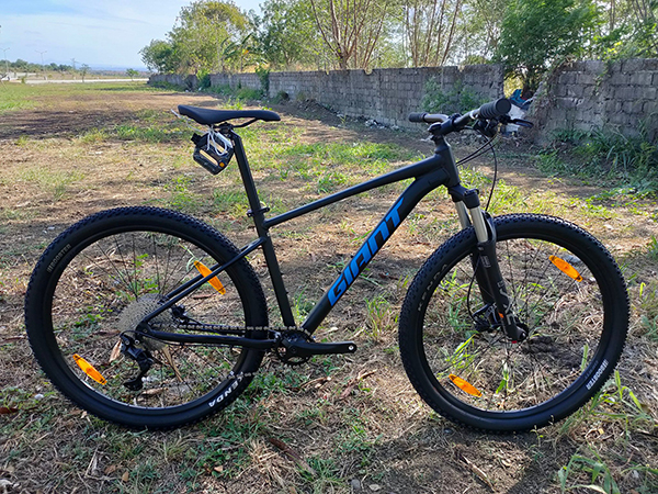 xe đạp địa hình thể thao Giant Talon 1 2022 đen xanh dương