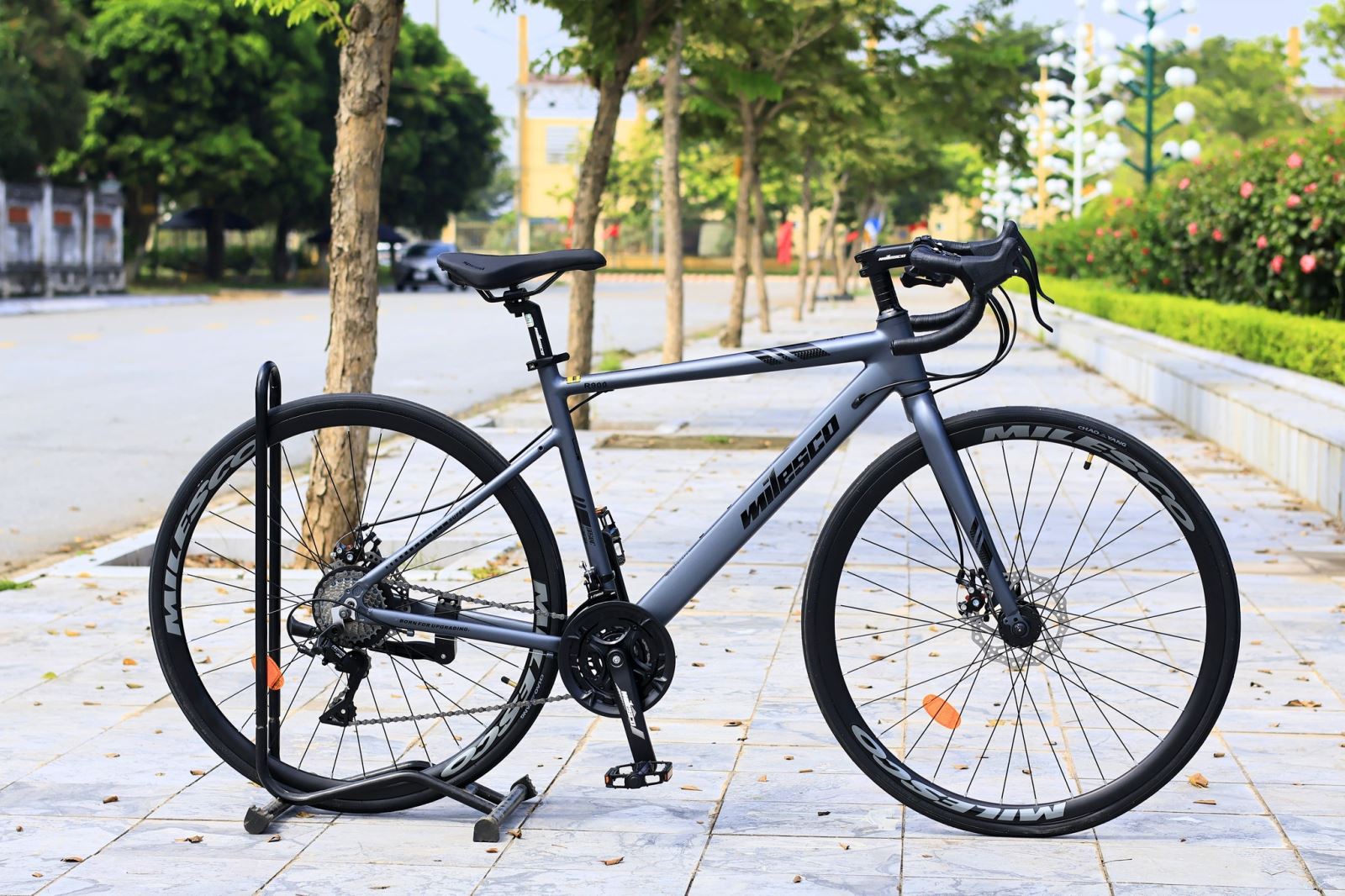 TỔNG QUAN VỀ XE ĐẠP ĐUA MILESCO R900E