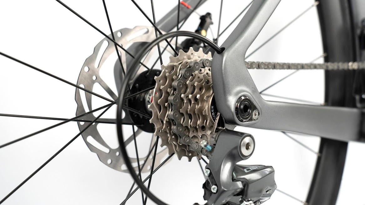 BỘ TRUYỀN ĐỘNG SHIMANO CLARIS R2000 – MƯỢT MÀ, BỀN BỈ VÀ DỄ SỬ DỤNG Twitter R5 Pro 2026 được trang bị bộ truyền động Shimano Claris R2000 2x8 tốc độ, một trong những groupset được đánh giá cao ở phân khúc Road Bike phổ thông nhờ khả năng chuyển số chính xác, độ bền cao và chi phí bảo dưỡng hợp lý. Xe bao gồm: Tay đề lắc Shimano Claris R2000 2x8 Speed Gạt đĩa Shimano Claris R2000 Củ đề Shimano Claris R2000 Đùi đĩa Retrospec trục rỗng 2 tầng Líp SUGEK 8 tầng Xích 8 tốc độ Sự kết hợp này mang đến khả năng vận hành ổn định, giúp người lái dễ dàng lựa chọn tỷ số truyền phù hợp khi tăng tốc, leo dốc hoặc duy trì tốc độ trên những cung đường trường.