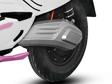 ẮC QUY 60V - 20AH, DI CHUYỂN TỐI ĐA 90KM MỖI LẦN SẠC PIXAR 946 PLUS được trang bị hệ thống ắc quy 60V (5 x 12V) - 20Ah, cung cấp nguồn năng lượng ổn định cho xe trong suốt quá trình vận hành. Thông số nguồn điện: Loại ắc quy: 60V (5 x 12V) - 20Ah Quãng đường tối đa: 90 km/lần sạc Thời gian sạc đầy: 8 – 12 giờ Trong điều kiện vận hành tiêu chuẩn, xe có thể đi được tối đa 90 km sau mỗi lần sạc đầy (tùy tải trọng và tốc độ di chuyển). Đây là quãng đường hoàn toàn đáp ứng nhu cầu đi học hoặc đi làm trong nhiều ngày mà không cần sạc thường xuyên.