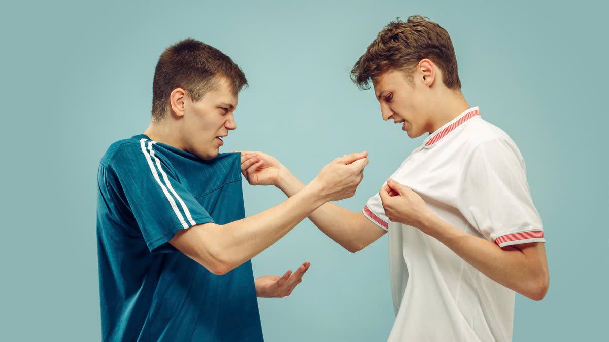 Sự khác biệt cơ bản giữa áo bóng đá chính hãng và hàng nhái