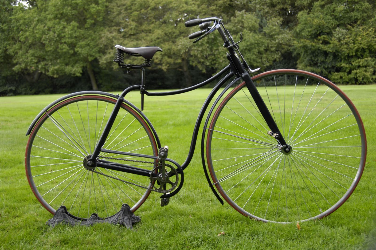 Mẫu xe đạp mang tên Rover do John Kemp Starley (cháu của James Starley) phát minh năm 1885.