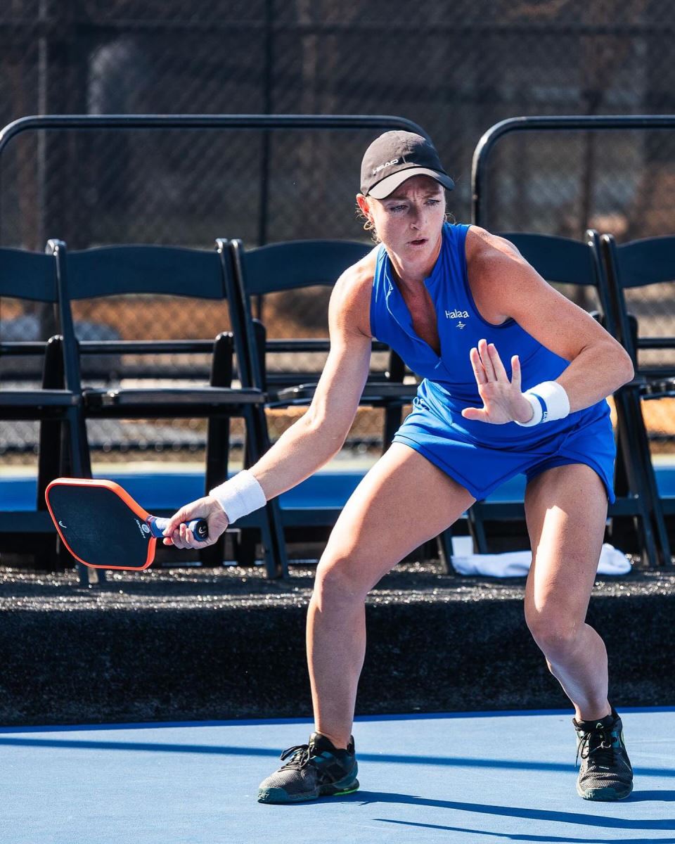 Mẹo chơi Pickleball giúp người tay yếu đánh không mỏi