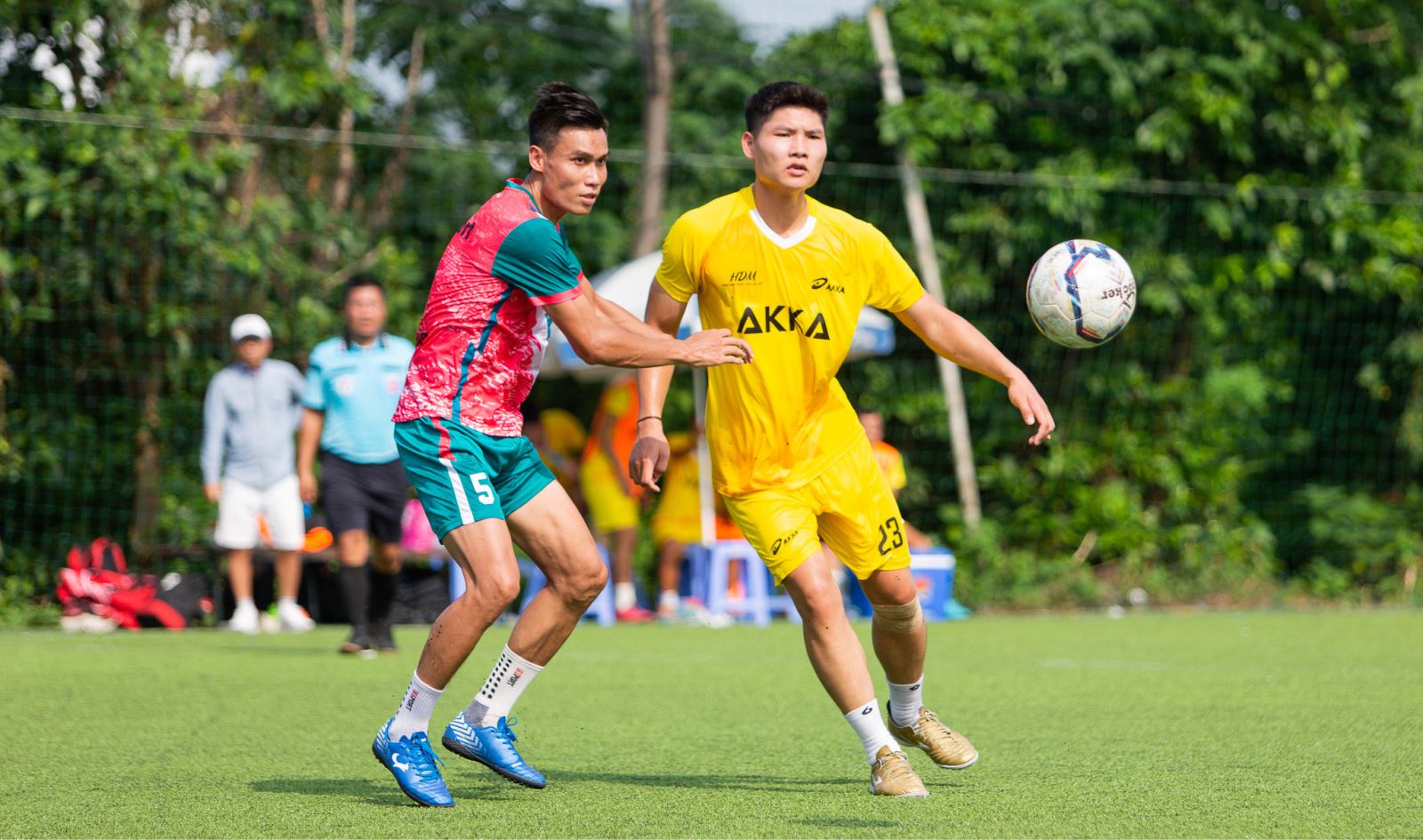 5.2 Nên chọn giày có dây hay không dây tùy theo vị trí thi đấu
