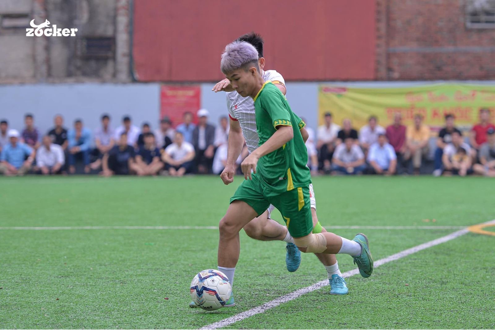 Có dây buộc liệu có làm ảnh hưởng tới cảm giác bóng không?