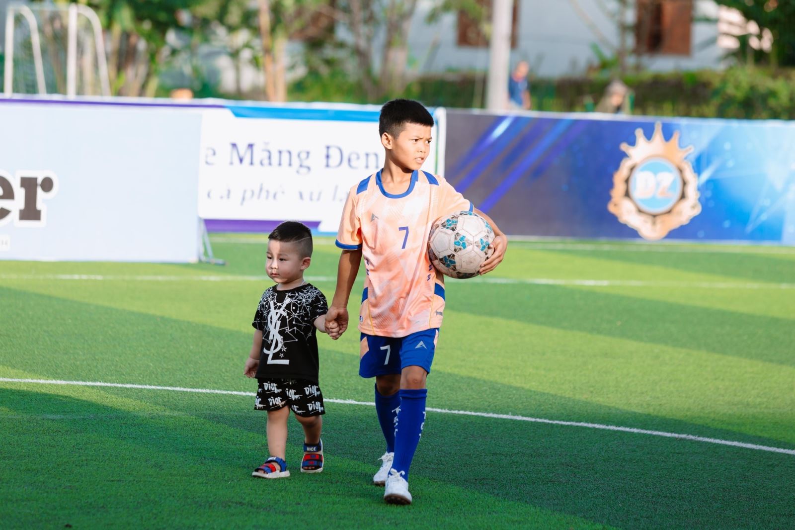 Form giày ôm vừa chân, không gây đau