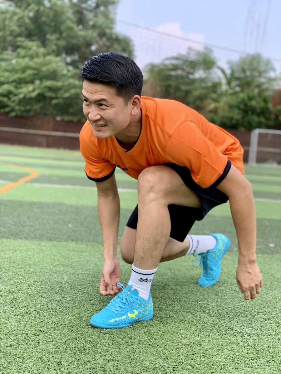 Giày màu gì phù hợp khi chơi bóng ban ngày?