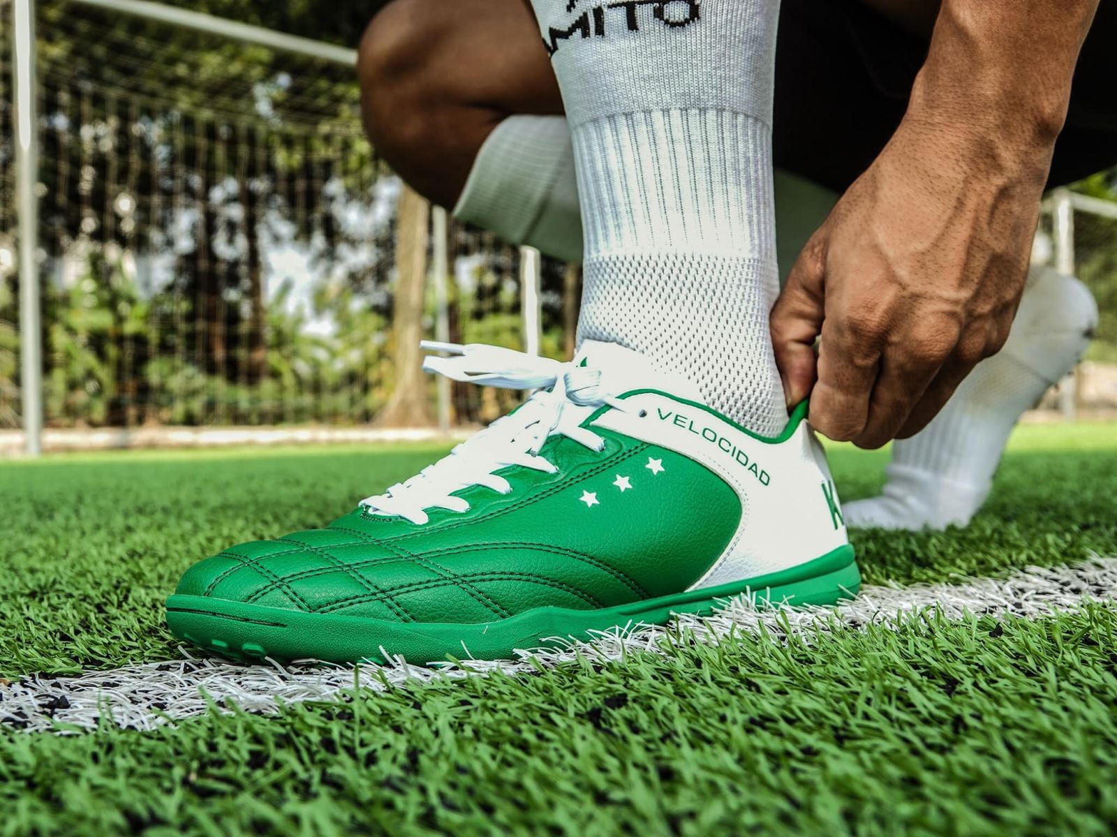 Form ôm chân – Tạo cảm giác bóng chân thật cho giày đá bóng sân cỏ nhân tạo nhẹ nhất