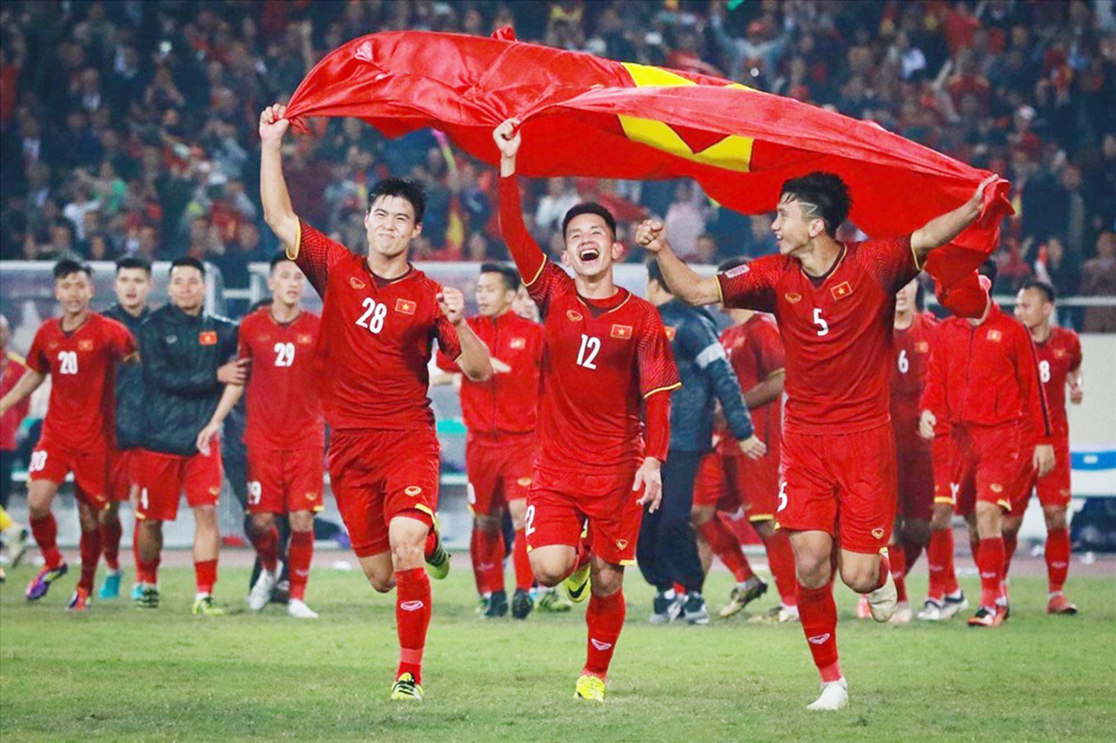 Vé xem trận đấu hoặc tour sân bóng nổi tiếng – Món quà mang lại trải nghiệm khó quên